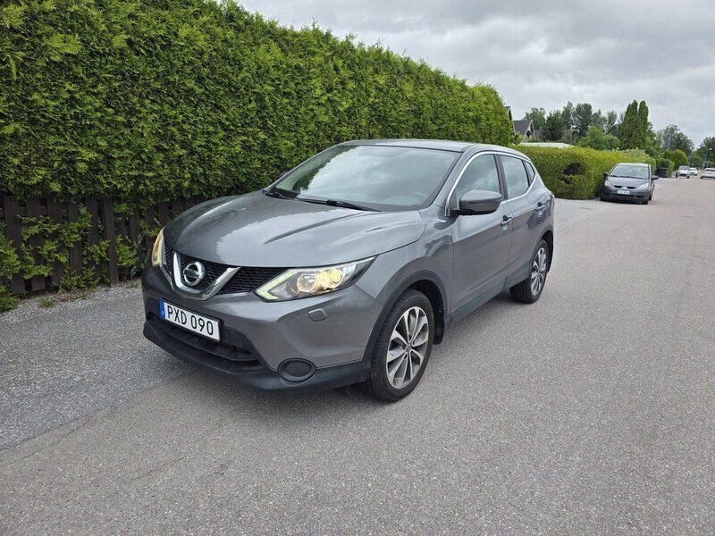 Grå Begagnad 2015 Nissan Qashqai SUV | 117 000 kr (Bra pris) - Bild 1/4