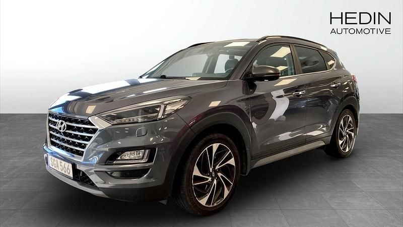 Mörkgrå (grey) Begagnad 2019 Hyundai Tucson Premium SUV | 184 800 kr (Marknadspris) - Bild 1/4