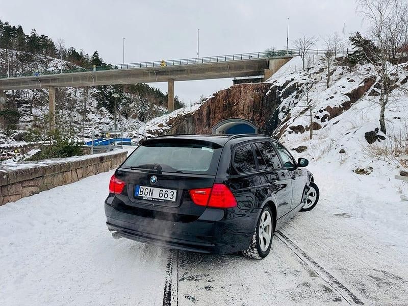 Begagnad BMW 320 170 HK (125 kW) 2011 Svart Kombi
