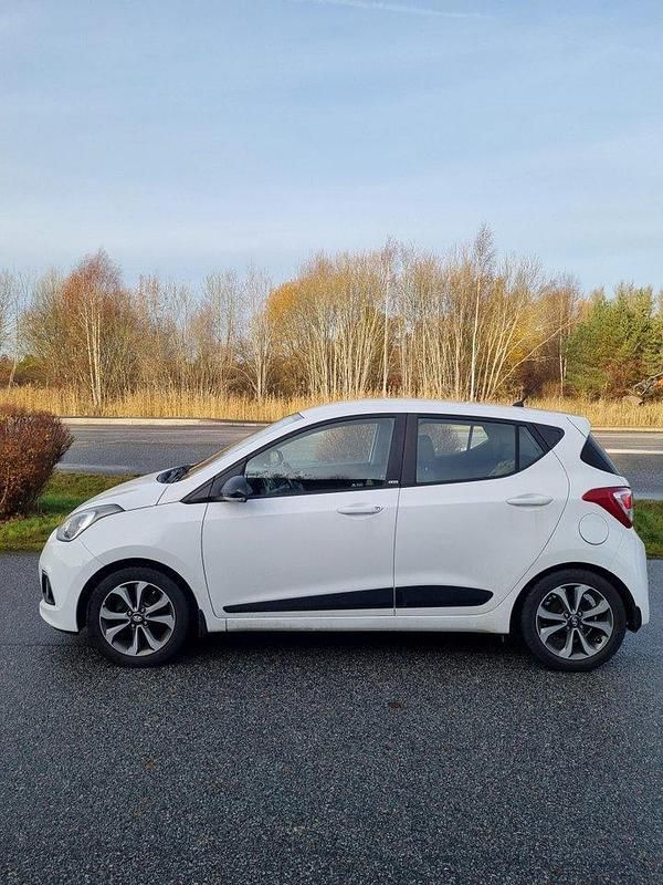 Vit Begagnad 2015 Hyundai i10 Comfort Halvkombi | 94 000 kr (Marknadspris) - Bild 1/4