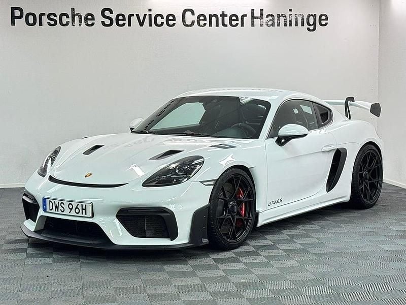 Vit Begagnad 2022 Porsche 718 Cayman GT4 Sportkupé | 1 475 000 kr (Marknadspris) - Bild 1/4