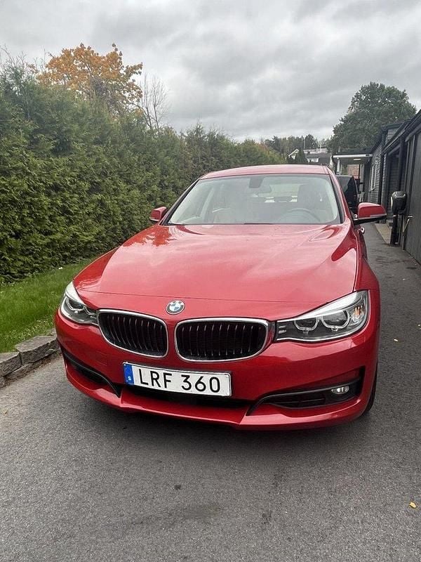 Röd Begagnad 2015 BMW 320 Gran Turismo Sport Line Sedan | 195 900 kr (Bra pris) - Bild 1/4