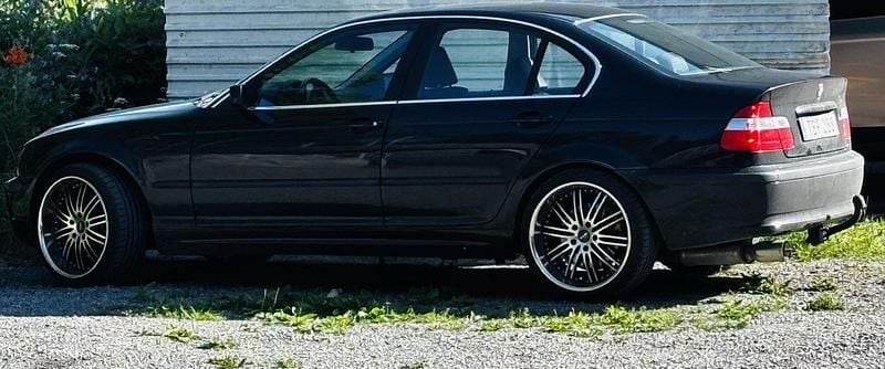 Svart Begagnad 2002 BMW 330 Sedan | 44 000 kr - Bild 1/4