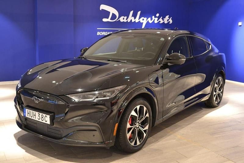 Svart Begagnad 2021 Ford Mustang Mach-E SUV | 389 000 kr (Marknadspris) - Bild 1/4