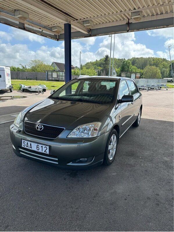 Grå Begagnad 2003 Toyota Corolla Halvkombi | 39 900 kr (Marknadspris) - Bild 1/4