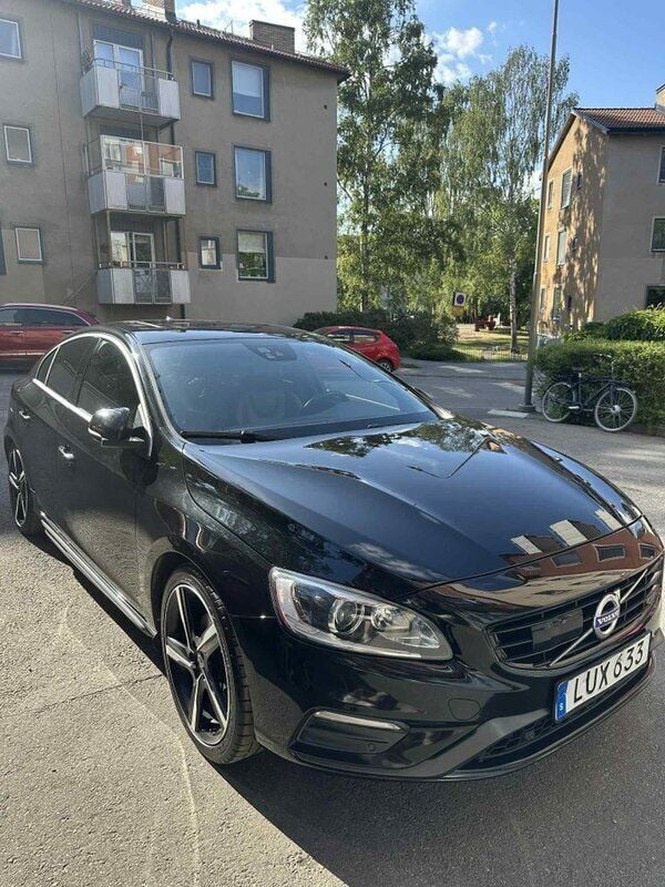 Svart Begagnad 2016 Volvo S60 R-Design Sedan | 140 000 kr (Bra pris) - Bild 1/4