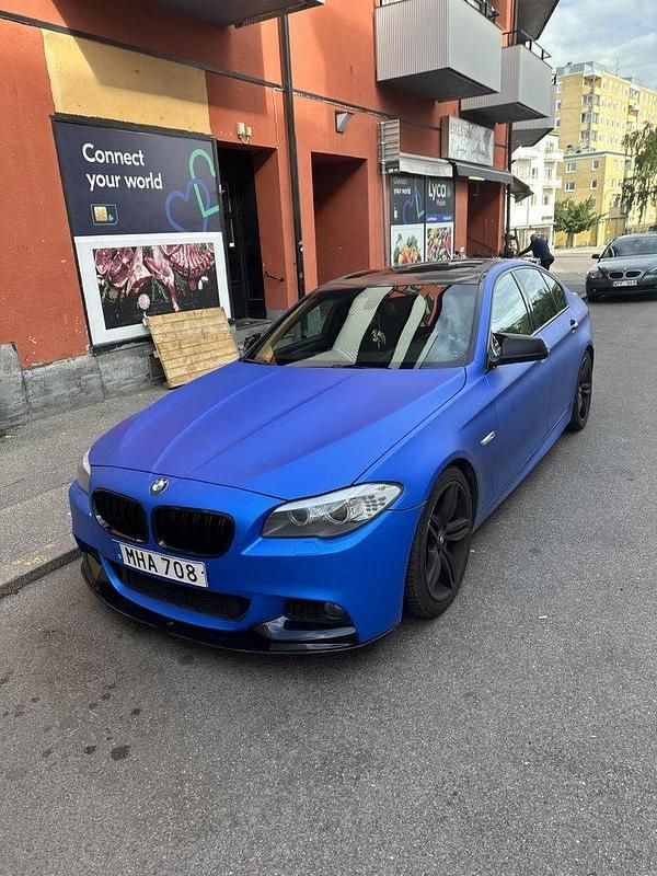 Grå Begagnad 2012 BMW 525 M Sport Sedan | 195 000 kr (Dyr) - Bild 1/4