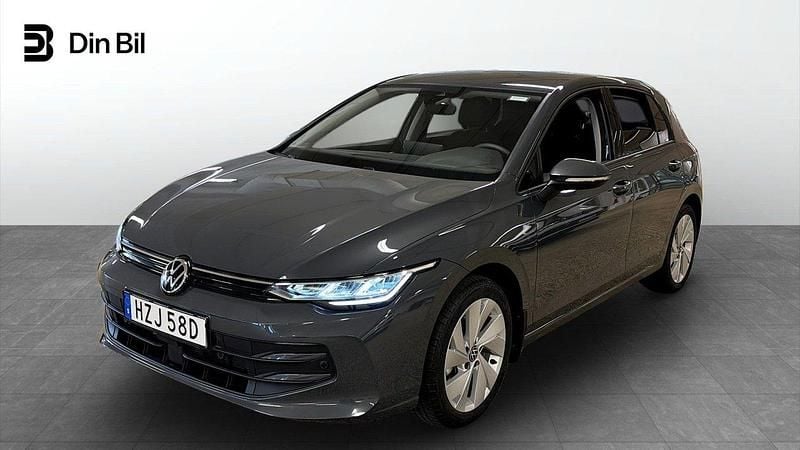 Mörkgrå Begagnad 2024 VW Golf VIII Edition Halvkombi | 304 900 kr (Marknadspris) - Bild 1/4