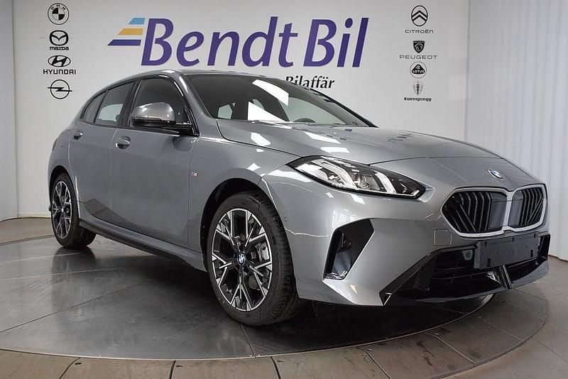 Grå Ny 2025 BMW 120 Shadowline Halvkombi | 399 500 kr - Bild 1/3