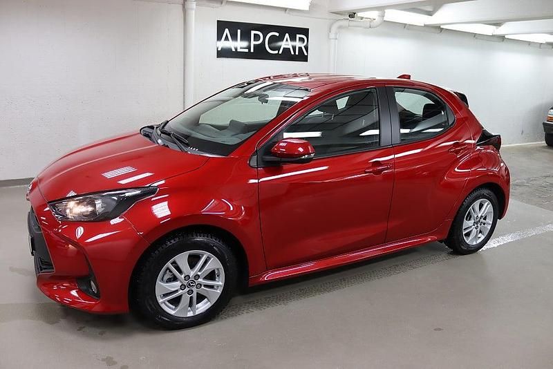 Röd Begagnad 2023 Mazda 2 Halvkombi | 209 900 kr (Marknadspris) - Bild 1/4