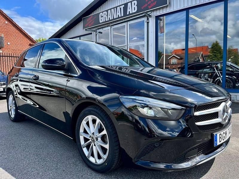 Svart Begagnad 2020 Mercedes B200 Minibuss | 239 000 kr (Marknadspris) - Bild 1/4