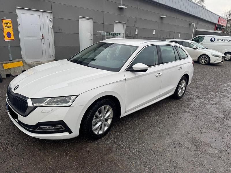 Vit Begagnad 2023 Skoda Octavia Style Kombi | 310 000 kr (Marknadspris) - Bild 1/4