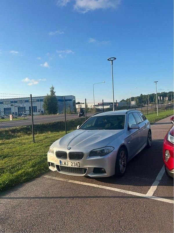 Grå Begagnad 2011 BMW 520 M Sport Kombi | 124 000 kr (Marknadspris) - Bild 1/4