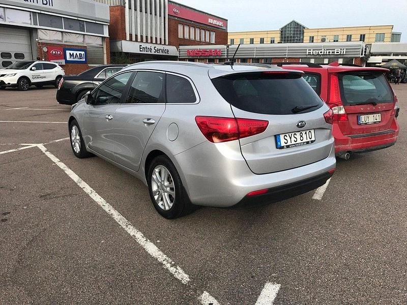 Grå Begagnad 2015 Kia Ceed Sportswagon Comfort Kombi | 85 000 kr (Marknadspris) - Bild 1/4