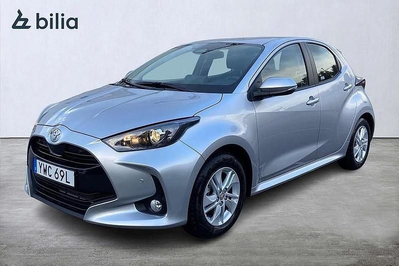 Begagnad Toyota Yaris Hybrid Active 117 HK (86 kW) 2024 Silver Halvkombi