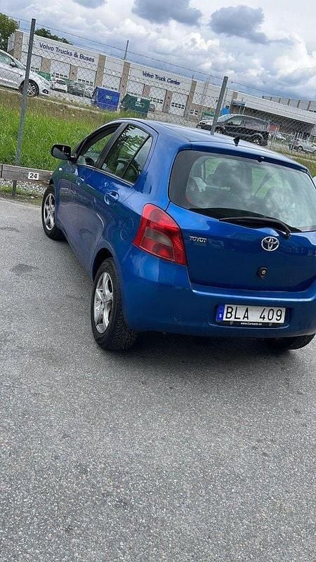 Blå Begagnad 2006 Toyota Yaris Halvkombi | 37 000 kr (Superpris) - Bild 1/4