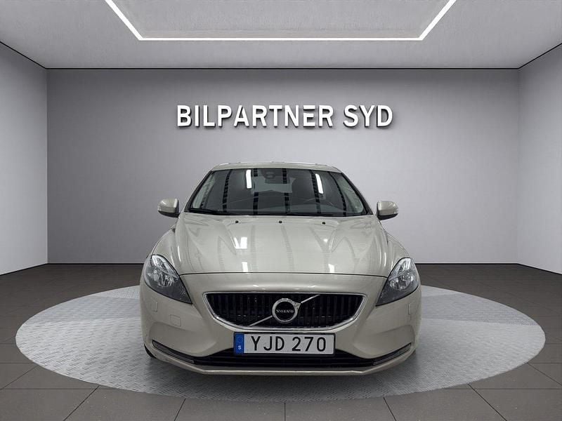 Ljusbrun Begagnad 2016 Volvo V40 Kinetic Kombi | 199 900 kr (Marknadspris) - Bild 1/4