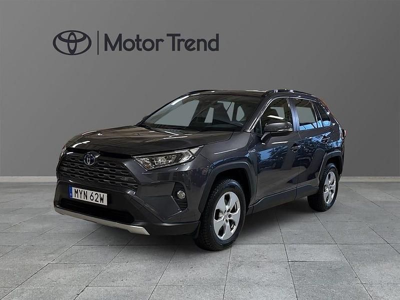 Grå Begagnad 2022 Toyota RAV4 Hybrid Active SUV | 349 000 kr (Bra pris) - Bild 1/4