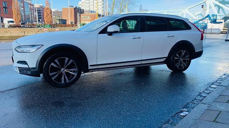 Begagnad Volvo V90 CC Momentum 190 HK (139 kW) 2019 Vit Kombi