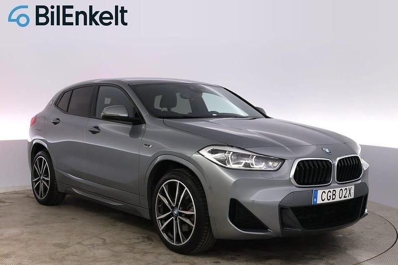 Grå Begagnad 2023 BMW X2 M Sport SUV | 299 900 kr (Marknadspris) - Bild 1/4
