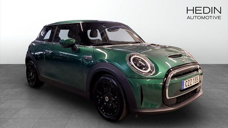 Grön (green) Begagnad 2022 Mini Cooper SE Comfort Halvkombi | 218 700 kr (Marknadspris) - Bild 1/4