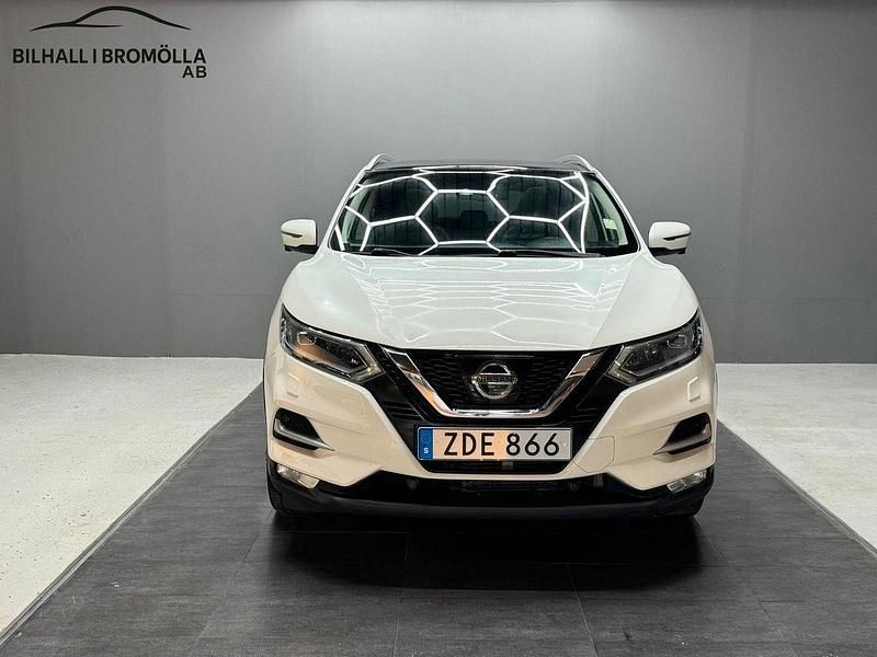 Vit Begagnad 2018 Nissan Qashqai SUV | 149 900 kr (Lite dyr) - Bild 1/4
