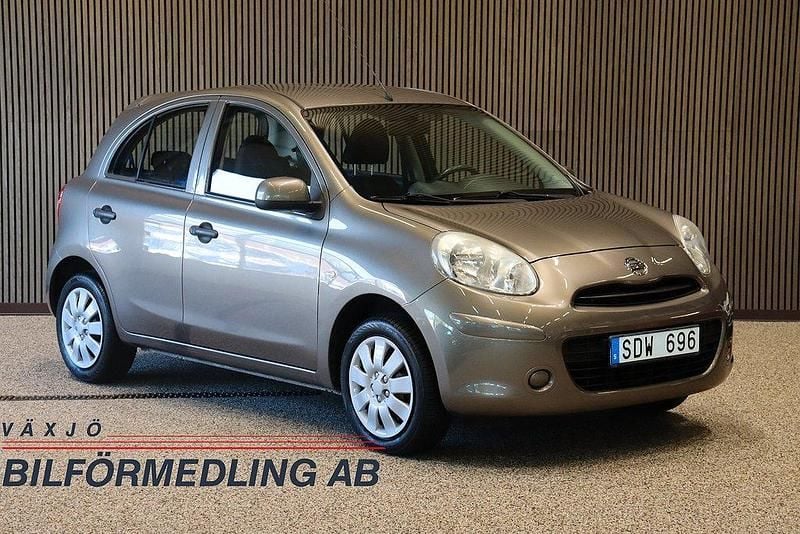 Grå Begagnad 2012 Nissan Micra Halvkombi | 49 900 kr (Marknadspris) - Bild 1/4