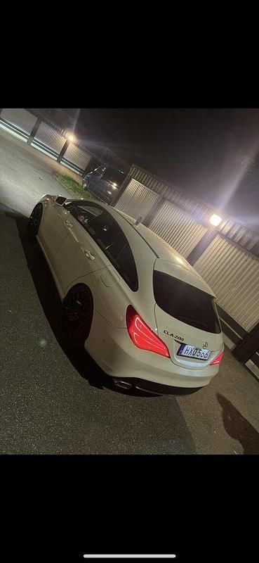 Vit Begagnad 2015 Mercedes CLA200 Shooting Brake Kombi | 169 000 kr (Marknadspris) - Bild 1/4