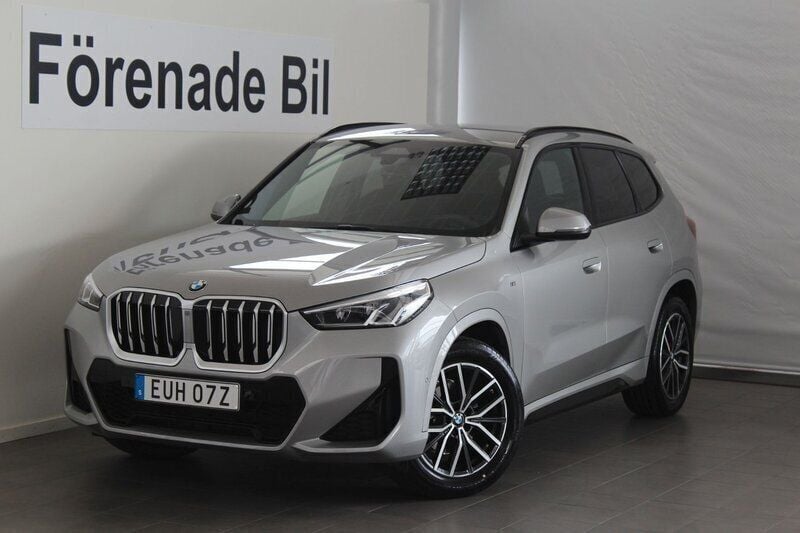 Grå Ny 2025 BMW X1 M Sport SUV | 487 200 kr (Marknadspris) - Bild 1/4