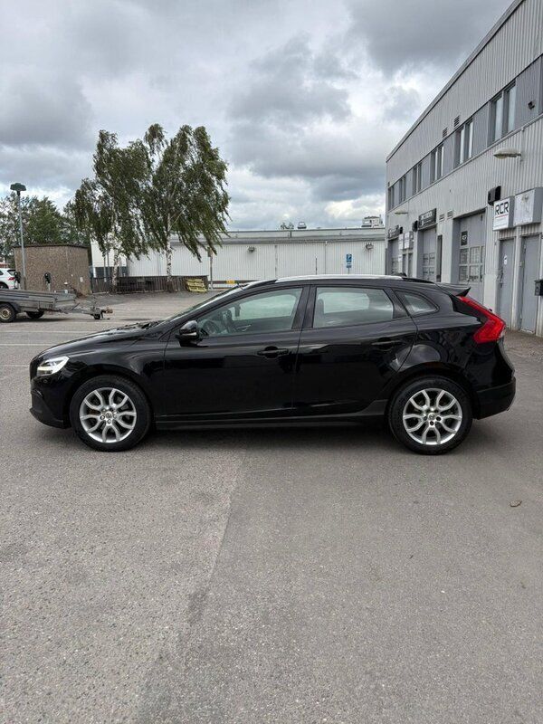 Svart Begagnad 2017 Volvo V40 CC Momentum Kombi | 139 500 kr (Marknadspris) - Bild 1/4