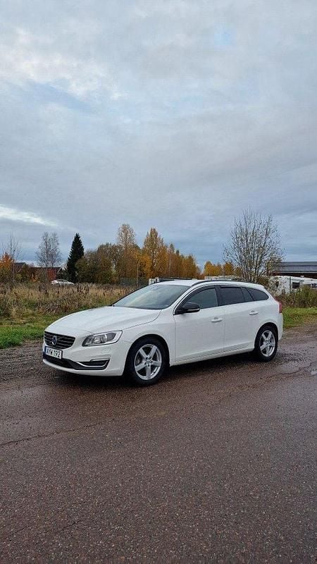 Vit Begagnad 2017 Volvo V60 Kombi | 129 000 kr (Bra pris) - Bild 1/3