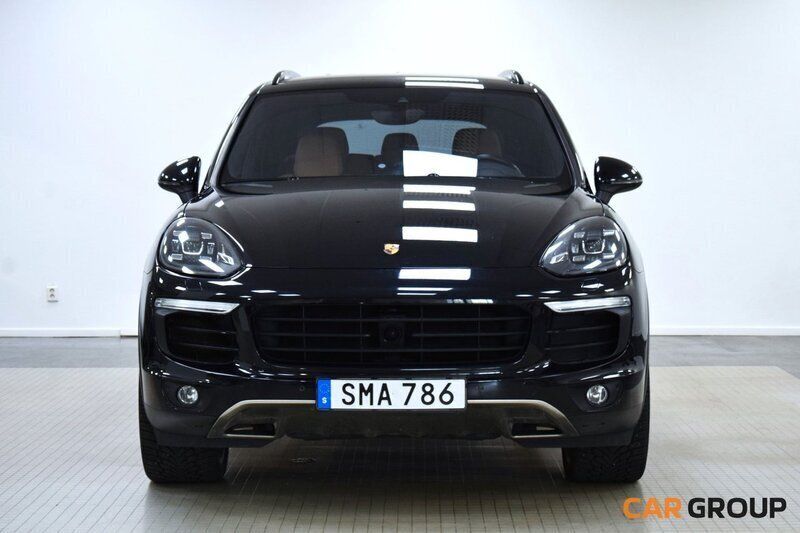 Svart Begagnad 2016 Porsche Cayenne S E-Hybrid SUV | 389 900 kr (Superpris) - Bild 1/4