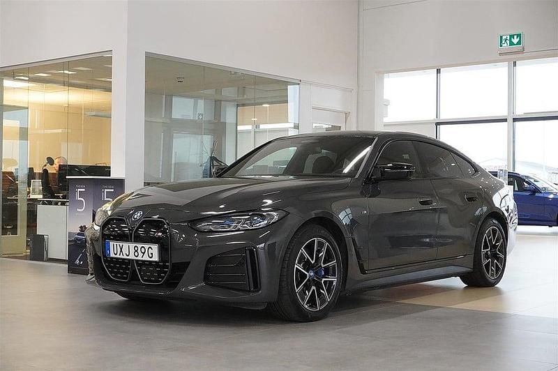 Grå Begagnad 2023 BMW i4 Comfort Edition Sedan | 579 800 kr (Bra pris) - Bild 1/4