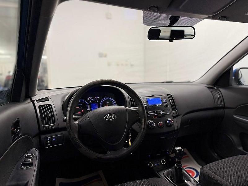 Begagnad Hyundai i30 90 HK (66 kW) 2009 Blå Halvkombi