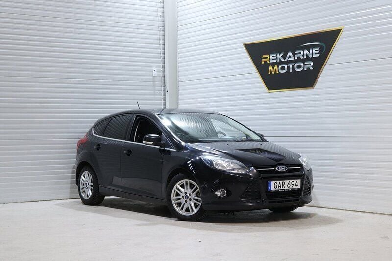 Svart Begagnad 2013 Ford Focus Halvkombi | 99 800 kr (Dyr) - Bild 1/4