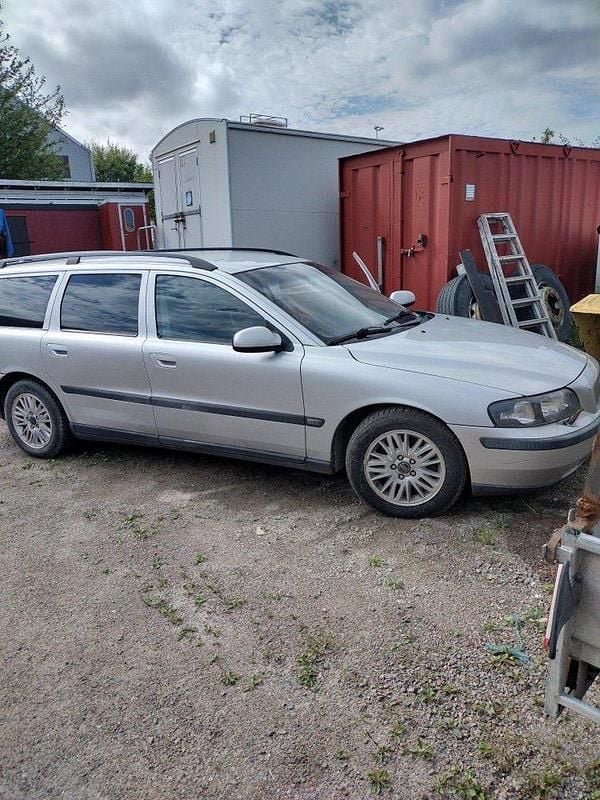 Grå Begagnad 2003 Volvo V70 Kombi | 6 500 kr (Superpris) - Bild 1/3