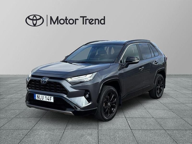 Grå Begagnad 2022 Toyota RAV4 Hybrid Style SUV | 364 900 kr (Marknadspris) - Bild 1/3