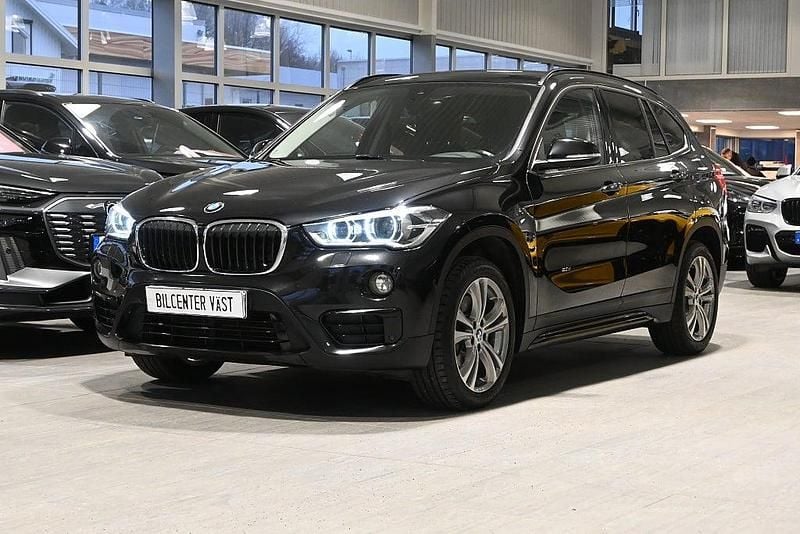 Safirsvart metallic Begagnad 2017 BMW X1 Sport Line SUV | 219 000 kr (Marknadspris) - Bild 1/4