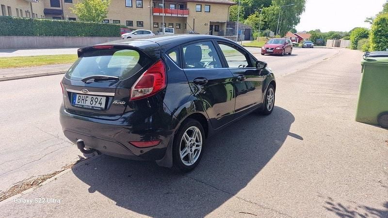 Svart Begagnad 2015 Ford Fiesta Titanium Halvkombi | 58 000 kr (Marknadspris) - Bild 1/4