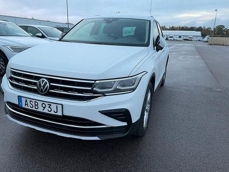 Vit Begagnad 2022 VW Tiguan Elegance SUV | 349 000 kr (Marknadspris) - Bild 1/2