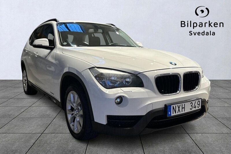 Vit Begagnad 2013 BMW X1 Sport Line SUV | 109 900 kr (Marknadspris) - Bild 1/4