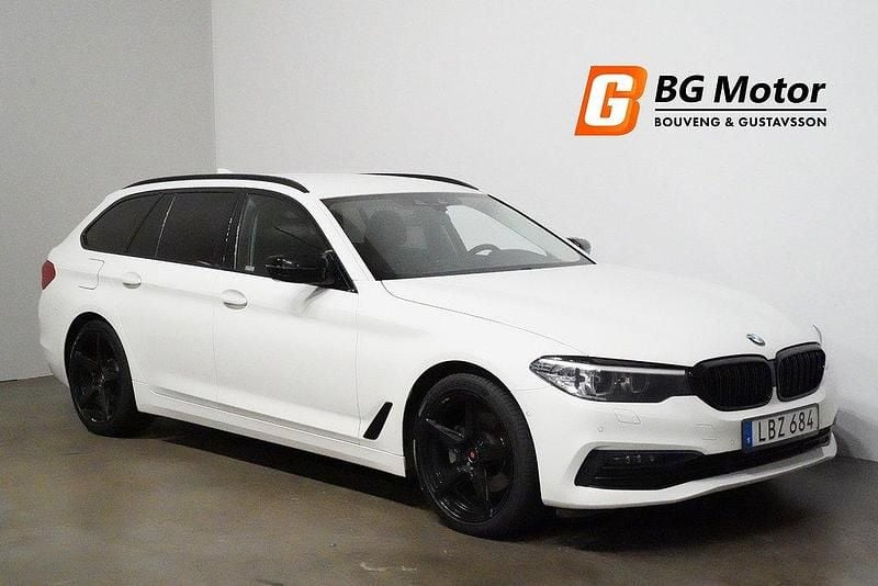 Vit Begagnad 2018 BMW 520 Sport Line Kombi | 219 700 kr (Marknadspris) - Bild 1/4