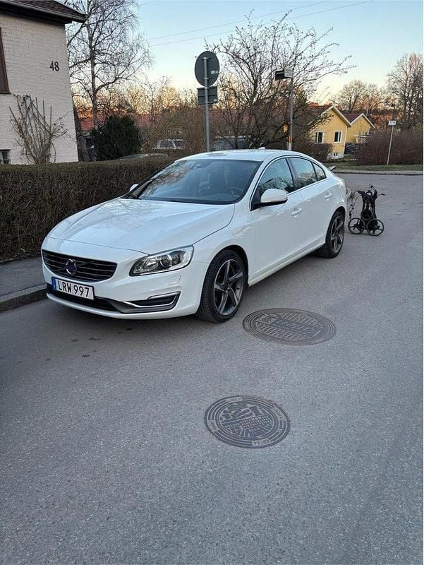 Vit Begagnad 2015 Volvo S60 Momentum Sedan | 78 000 kr (Bra pris) - Bild 1/4