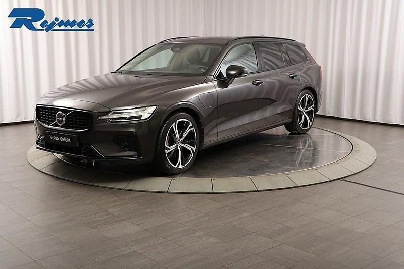 Grå Begagnad 2022 Volvo V60 Plus Kombi | 429 900 kr (Lite dyr) - Bild 1/4