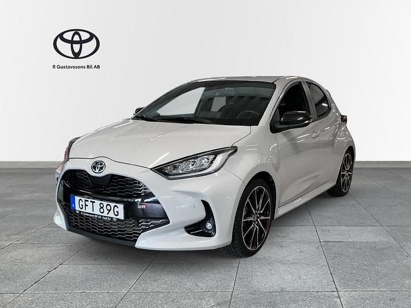 Grå Begagnad 2022 Toyota Yaris Hybrid Sport Halvkombi | 269 900 kr (Marknadspris) - Bild 1/3