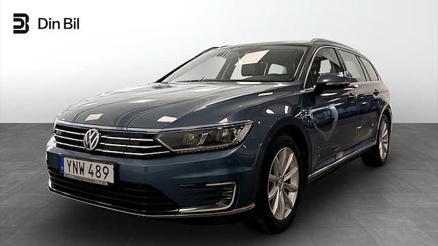 Blå Begagnad 2017 VW Passat GTE Kombi | 199 900 kr (Lite dyr) - Bild 1/4