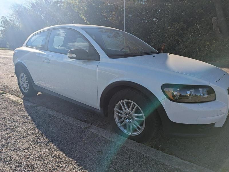 Vit Begagnad 2008 Volvo C30 Kinetic Halvkombi | 46 000 kr (Bra pris) - Bild 1/4