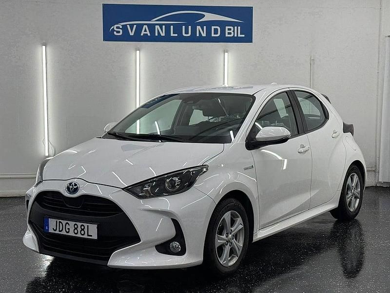Begagnad Toyota Yaris Hybrid Active 116 HK (85 kW) 2020 Vit Halvkombi