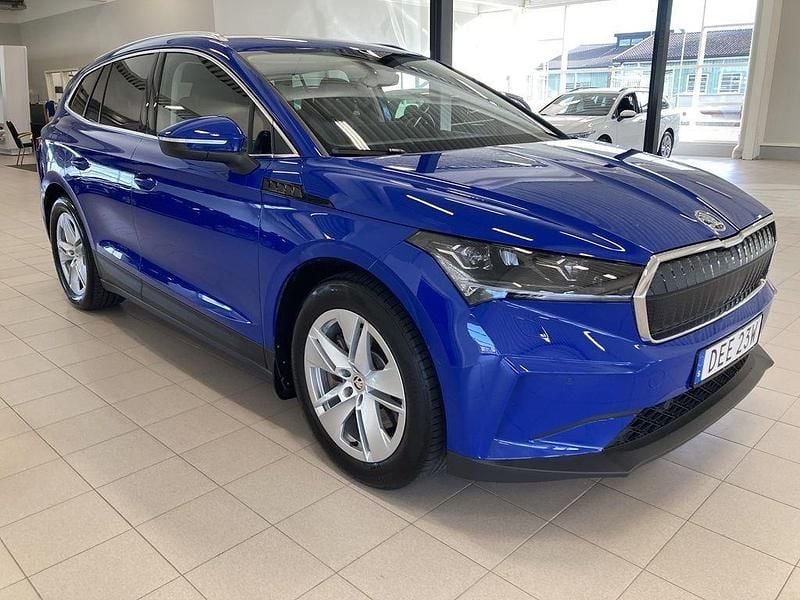Blå (energy blue) Begagnad 2022 Skoda Enyaq iV SUV | 369 900 kr (Superpris) - Bild 1/4