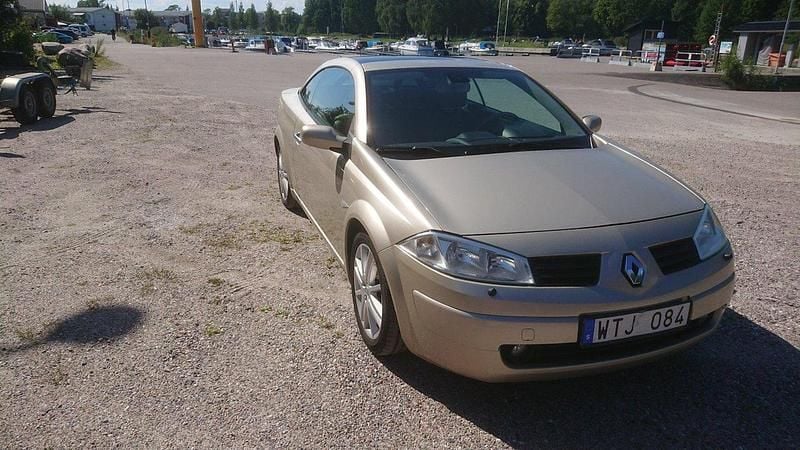 Grå Begagnad 2005 Renault Mégane Cabriolet Cab | 35 000 kr (Marknadspris) - Bild 1/4